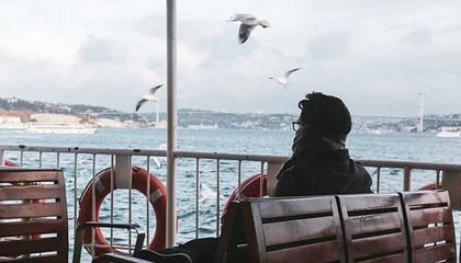 小区业主还原于朦胧坠楼细节：友人曾用衣物遮面，警方排除刑嫌