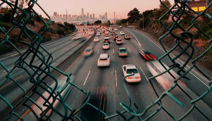 小区业主还原于朦胧坠楼细节：友人曾用衣物遮面，警方排除刑嫌